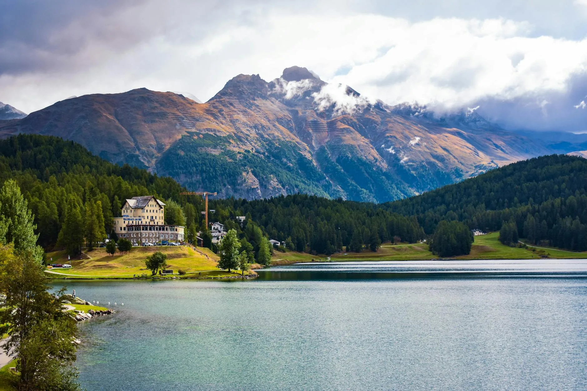 Schweizer Alpenlandschaft mit See als Symbol für internationale Sachwerte
