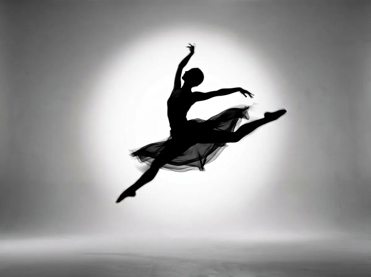Tanzende Person mit langer Belichtung, weiche Bewegungsunschaerfe