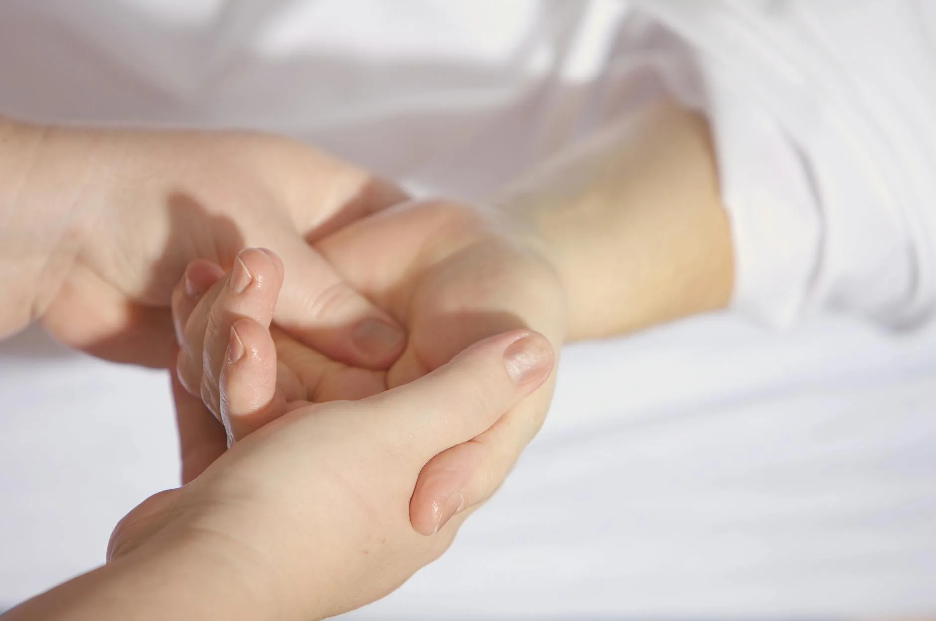 Ruhige Behandlungssituation in einer Massagepraxis.