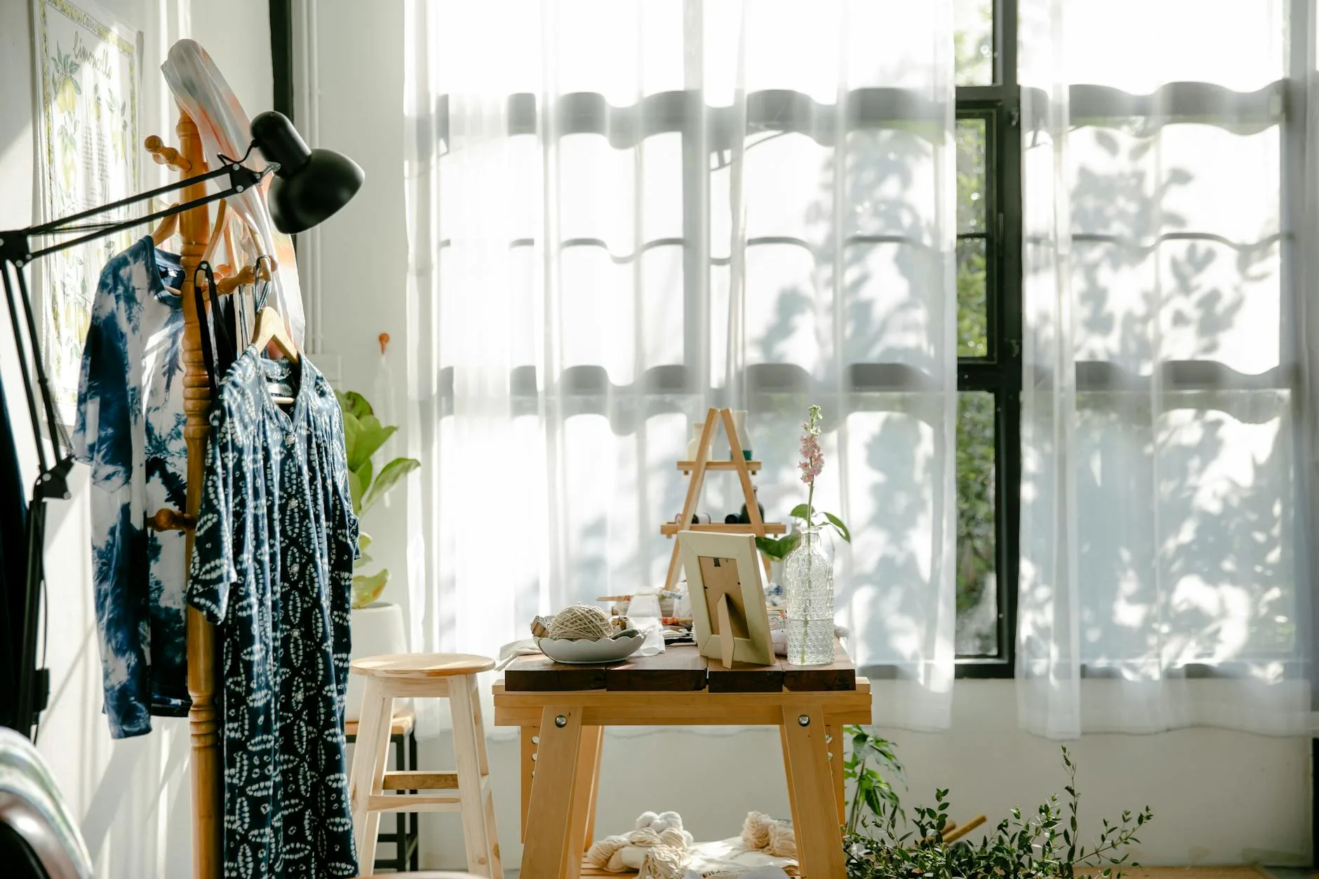 Atmosphäre im Atelier — heller Arbeitsplatz mit Pinseln und Farben