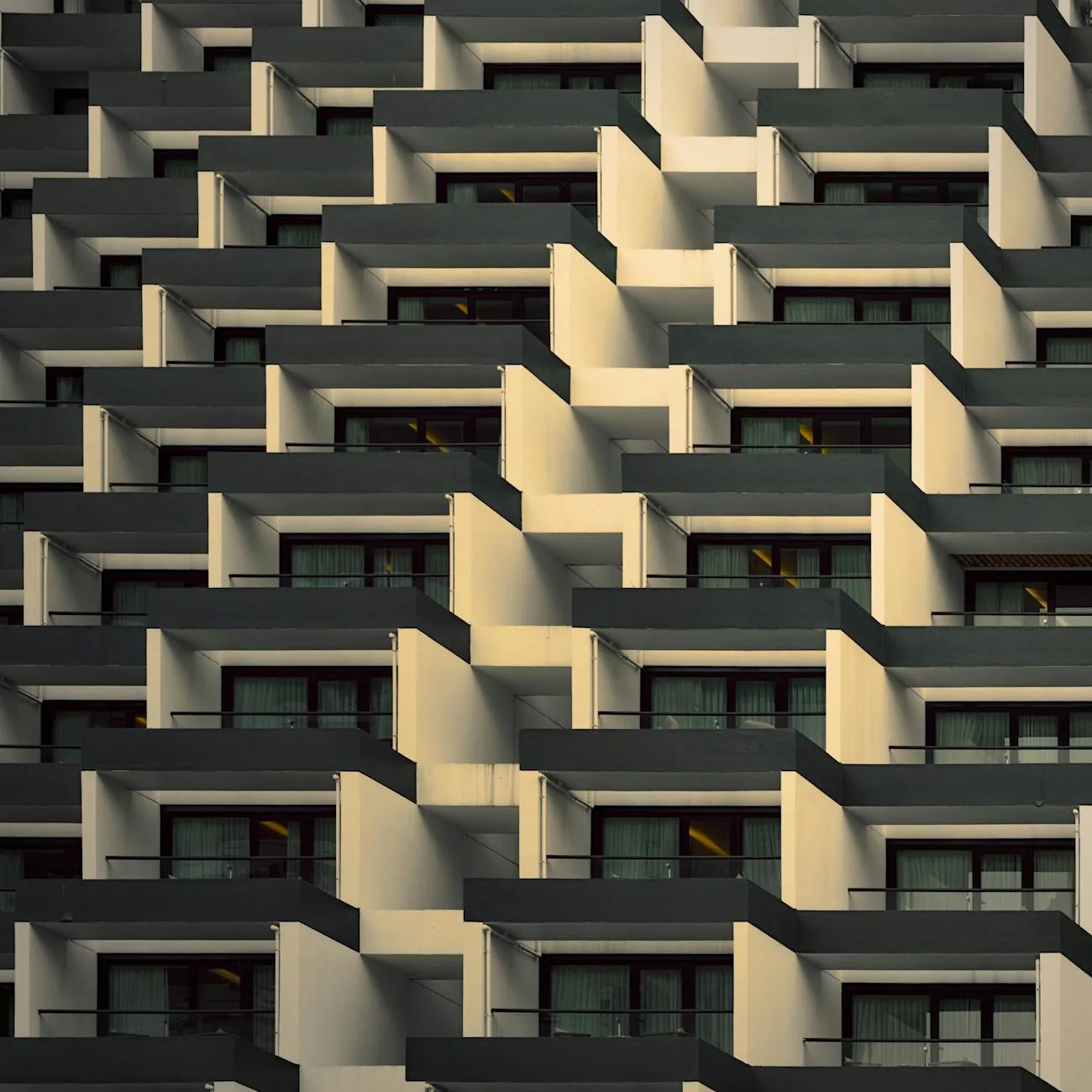 Geometrische Fassade moderner Architektur