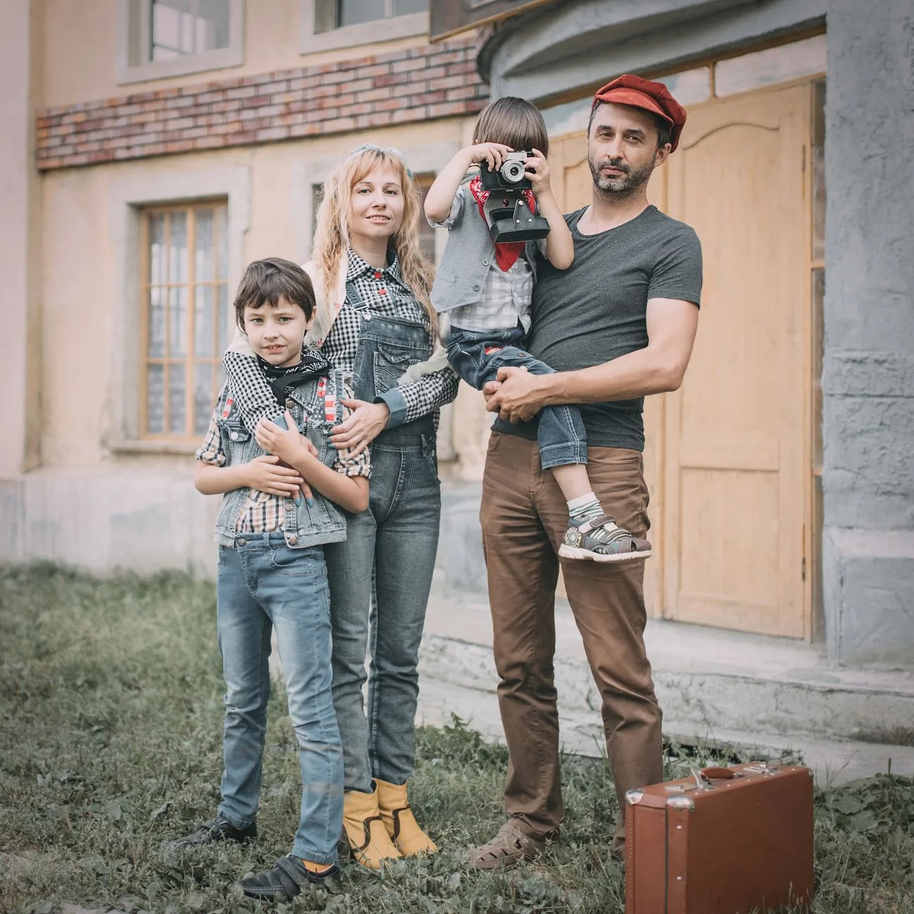 Familie bei einer Reportage im Freien