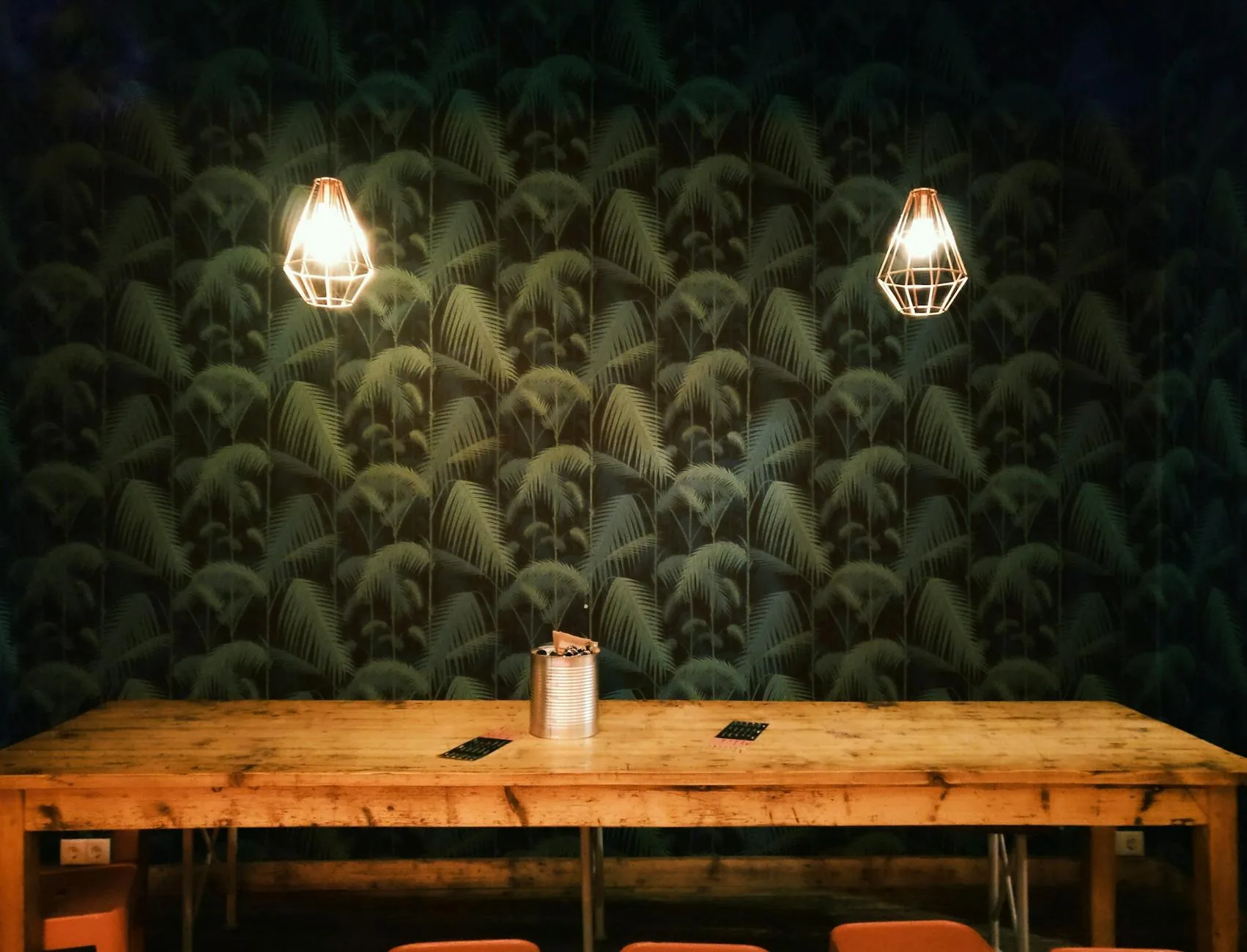 Esszimmer mit langem Holztisch und Pendelleuchte