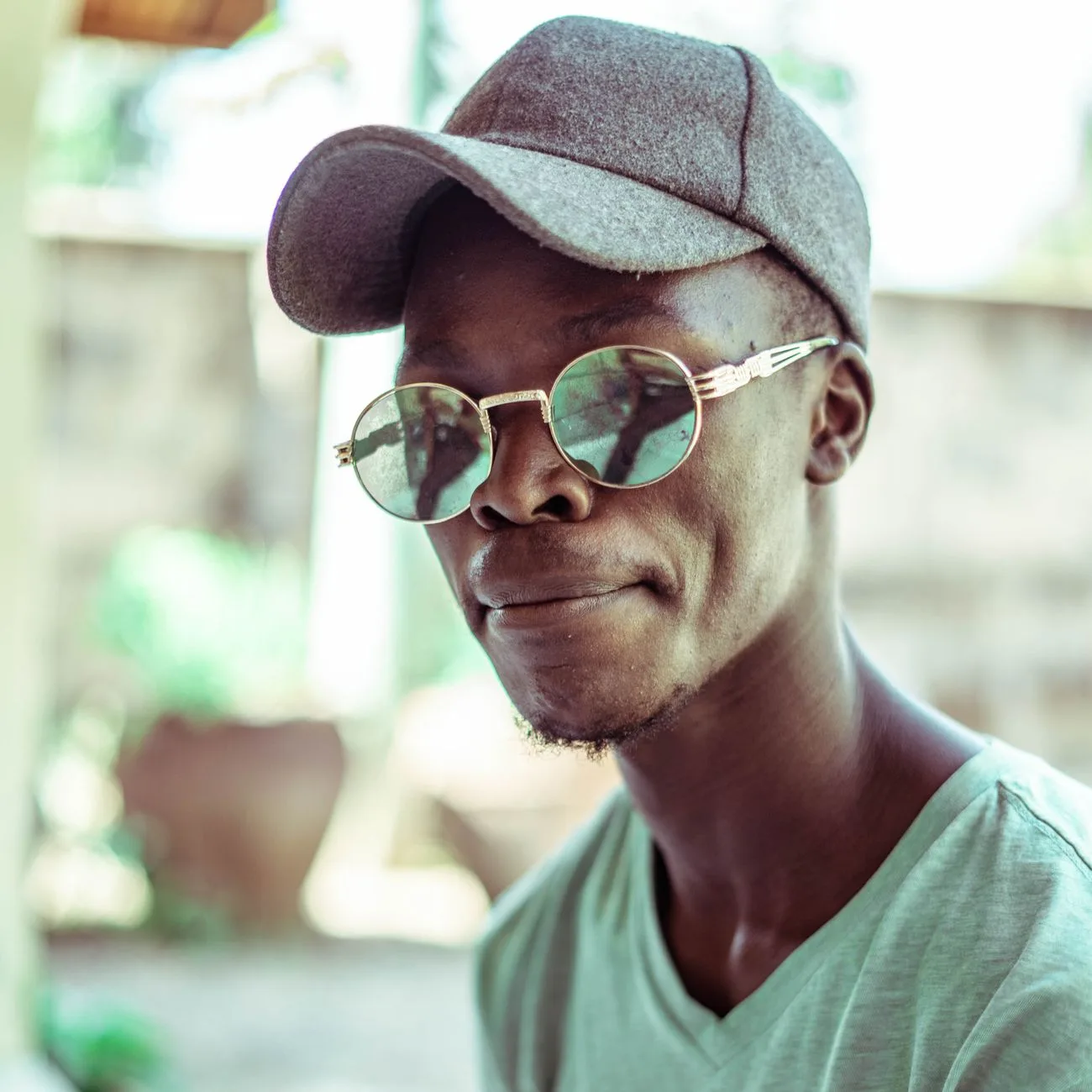 Selbstbewusster Mann mit Sonnenbrille, leichtes Grinsen
