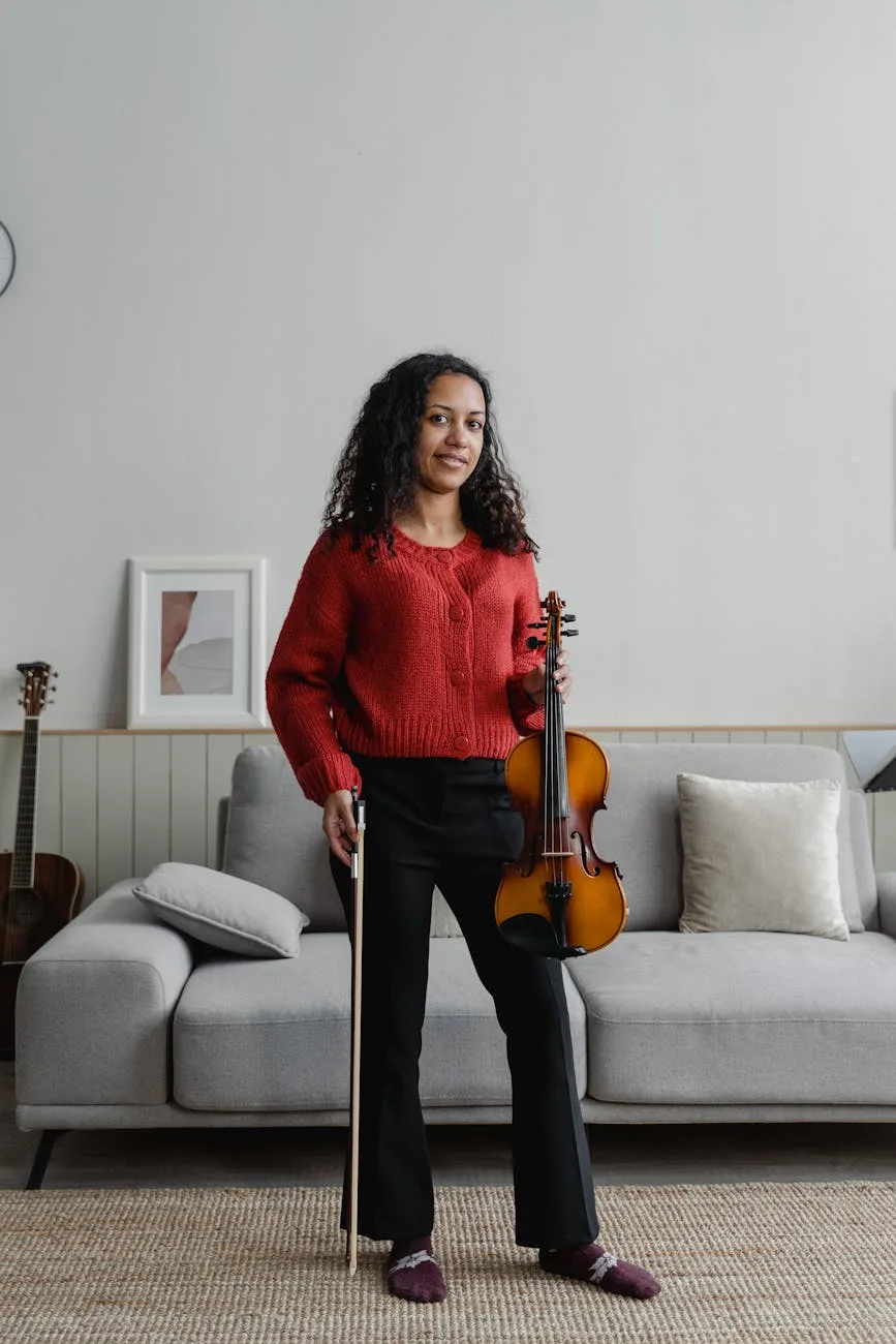 Violinistin mit Instrument in moderner Umgebung.