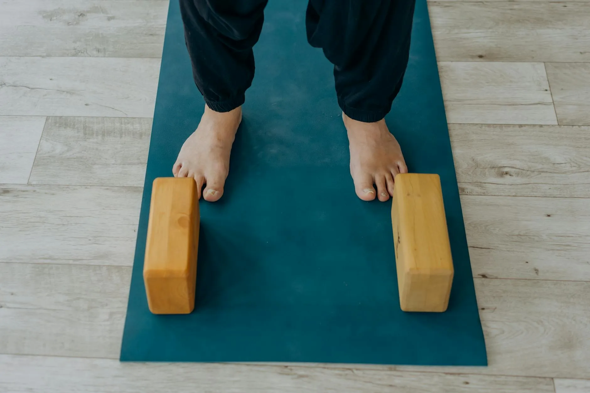 Yoga-Hilfsmittel wie Block und Gurt für die Ausrichtung.