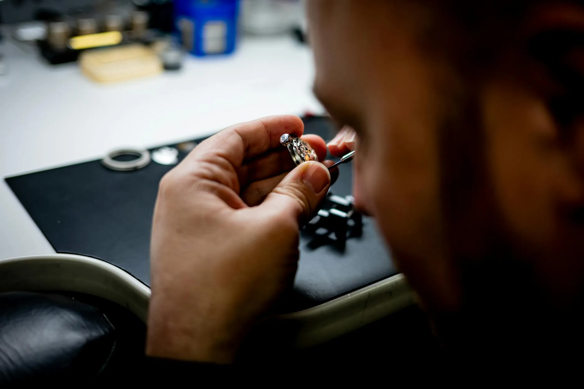 Detail einer Reparaturarbeit am Werktisch