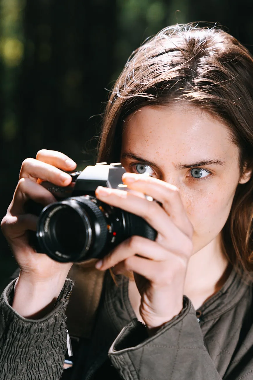 Tamara Hegedüs mit Kamera bei einem Shooting